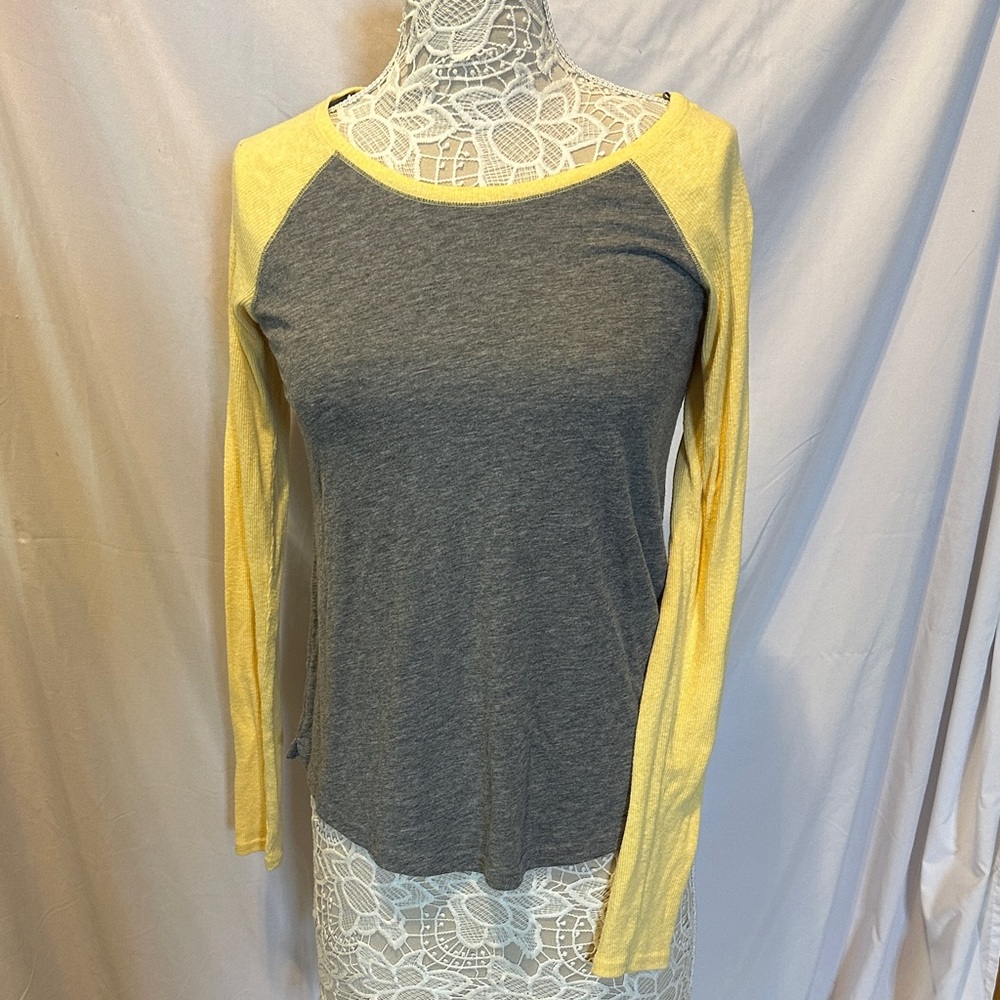 Prince & Fox Women's Long Sleeve Tee in Gray and Yellow